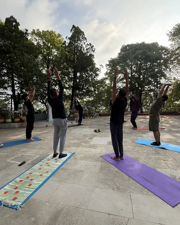 Participants practicing Surya Namaskar (Sun Salutations) during our mountain retreat. Starting the day with movement and gratitude, surrounded by nature, is a perfect way to energize the body and soul.