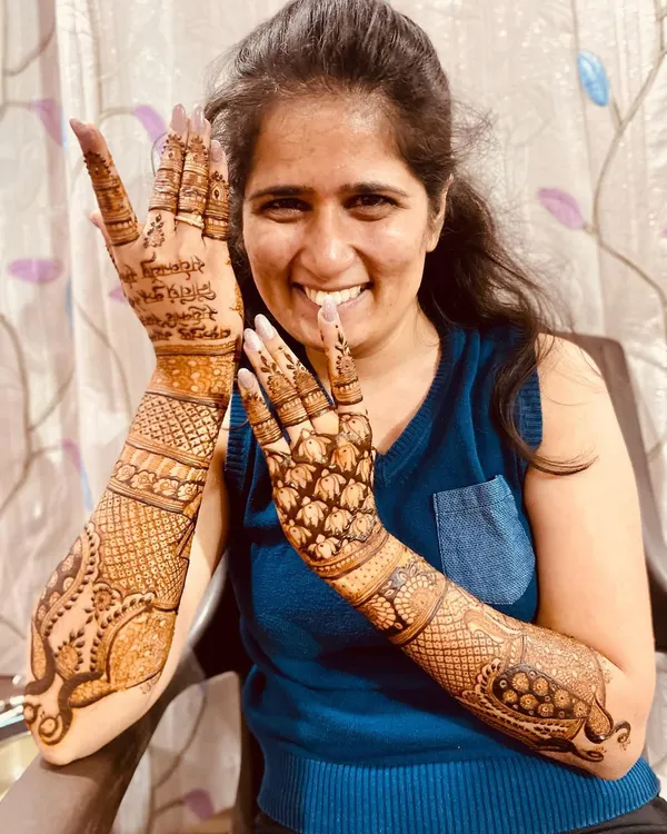 "Today my dream came true of getting my bridal mehandi done by you." Hearing these words from a bride is the most fulfilling part of my work. It was an honour to make her dream a reality.