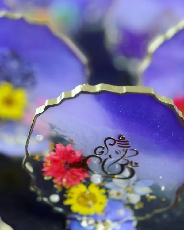 Personalized wedding favors. These purple agate-style coasters with a Ganesha design and real flowers are perfect as mehendi or wedding return gifts.