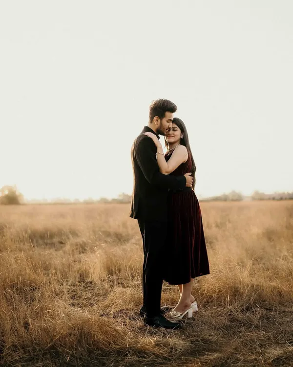 An embrace in the middle of a golden field at sunset. This is the classic, romantic pre-wedding shot that every couple dreams of, filled with warmth and intimacy.