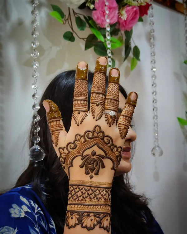 A simple yet elegant design on the back of the hand, perfect for a wedding guest or bridesmaid.
