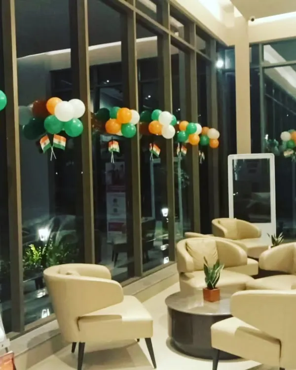 We help you celebrate national pride with simple yet effective decorations. In this corporate waiting area, we used tricolour balloon bouquets with small Indian flags to add a touch of patriotic spirit.