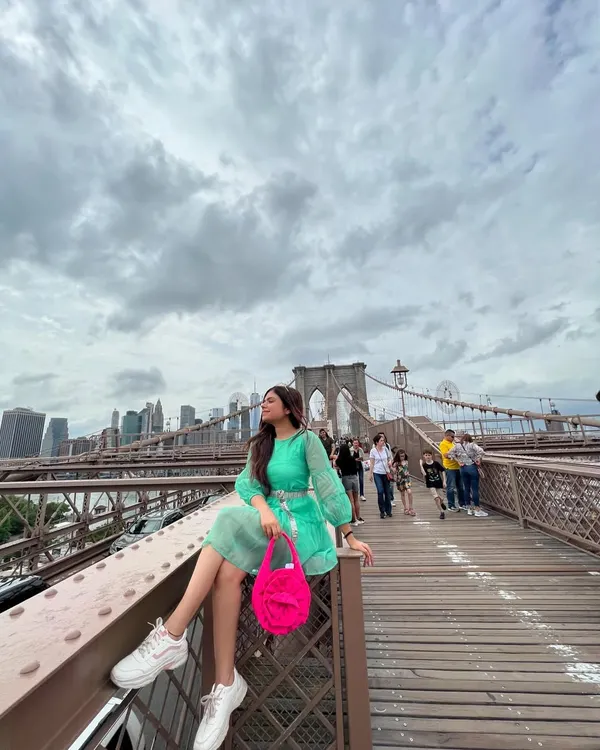 Creating my own 'Sex and the City' moment on the iconic Brooklyn Bridge in New York. This is the kind of travel content I love to create, blending fashion with famous landmarks.