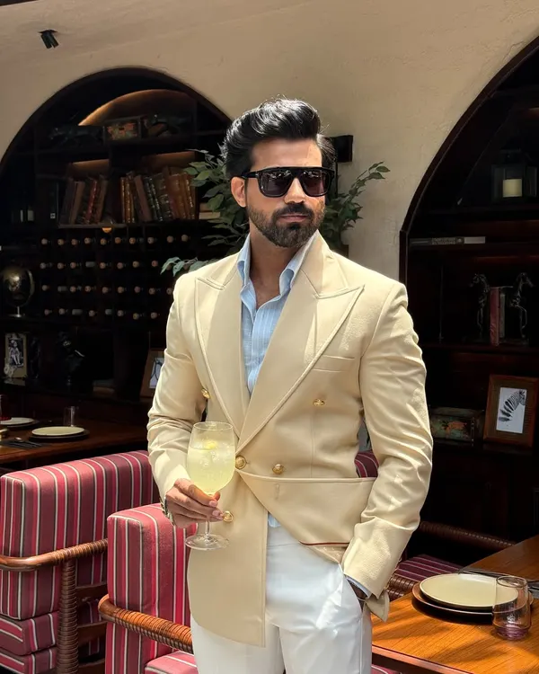 A masterpiece of tailoring, our bespoke double-breasted blazer in a refined beige hue. The wide peak lapels and structured shoulders create a powerful silhouette, perfect for sophisticated day events or an elegant evening out.