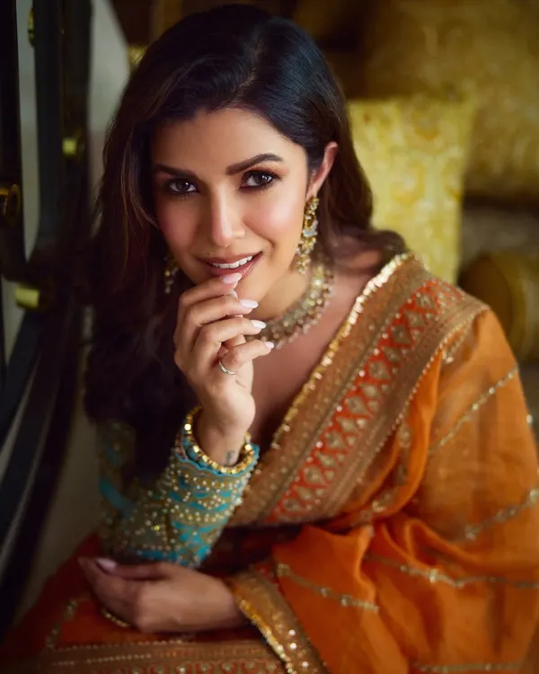 For the incredible Nimrat Kaur, I created a soft, luminous look that enhances her natural radiance. The focus was on warm, kohl-rimmed eyes and a flawless skin finish, perfect for a high-profile celebrity event.