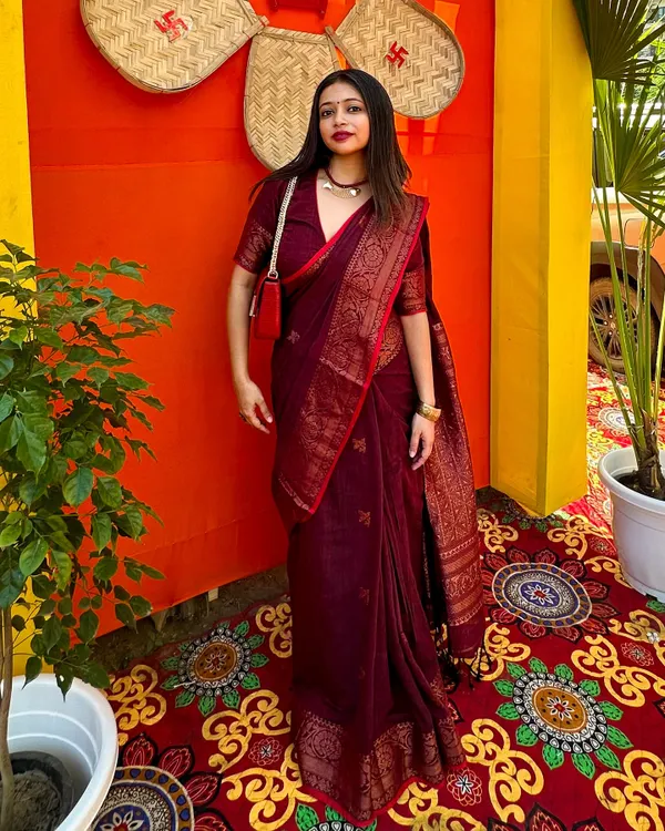 A full-length view of my Durga Puja look, featuring a rich maroon cotton Benarasi saree. The right drape and accessories make this traditional saree perfect for pandal hopping.