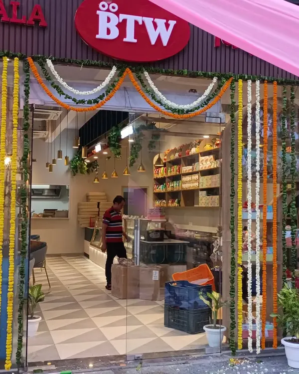 For the launch of this BTW store, I used traditional marigold and tuberose garlands to create a festive and welcoming entrance. This style is perfect for grand openings that need a classic touch.