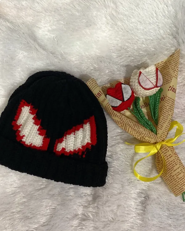 A closer look at the Spiderman-themed gift set. The beanie is paired with a unique bouquet of crochet tulips, perfect for any superhero fan.