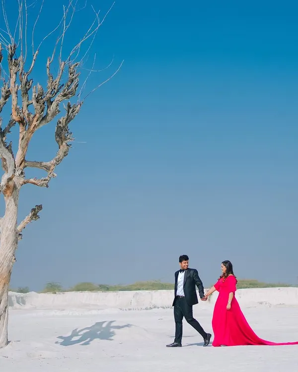 A dramatic pre-wedding portrait set against a surreal white landscape and a brilliant blue sky. This shot highlights my ability to create fine art wedding photography in unique and breathtaking locations.