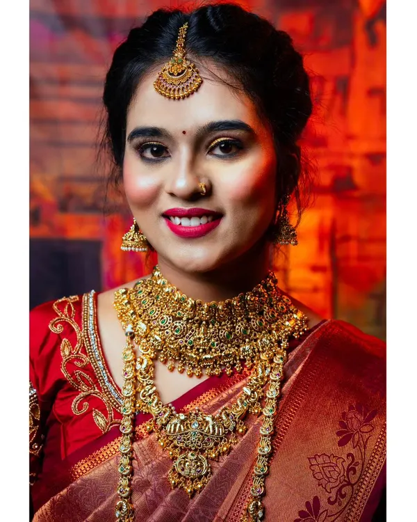 A close-up look at one of our grand temple jewellery sets. This rental piece includes the detailed choker, long haram, matching jhumkas, and nethi chutti, perfect for achieving that classic South Indian bridal look.