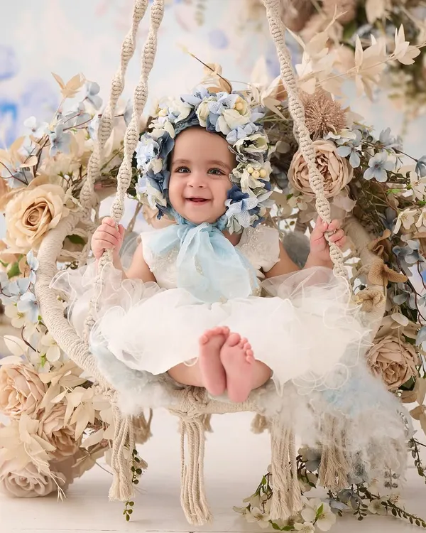 We love creating magical, fairy-tale moments. This floral swing setup is one of our favorites for sitter sessions, turning a simple portrait into a piece of art.