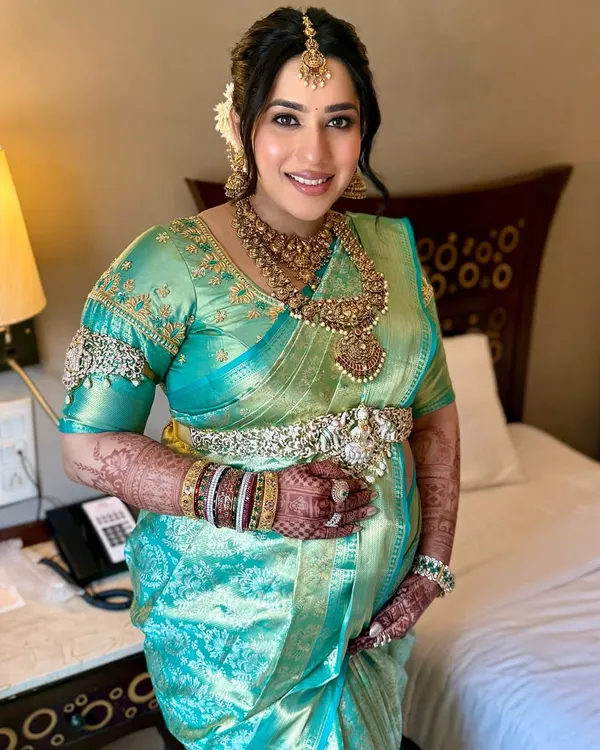 From a beautiful bride to a gorgeous soon-to-be mom. It was a joy to do her makeup for this special maternity shoot. I focused on a dewy, soft makeup look to enhance her natural pregnancy glow.