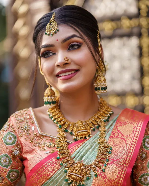 This is the look I love creating for my brides. A flawless, radiant base with striking eyes that enhance her natural beauty, completed with traditional South Indian temple jewellery. This is a perfect example of a classic muhurtham look that feels both timeless and fresh.