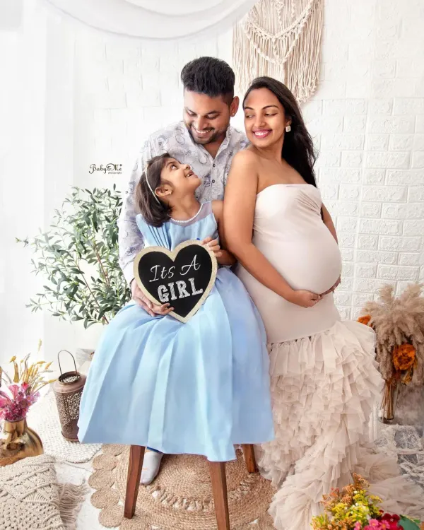 My heart is so full seeing moments like this. Including the whole family makes a maternity shoot even more special, and big sister is so excited to welcome her baby sister!