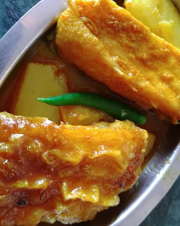 Aloo diye Katla Maachher Patla Jhol, a light and comforting carp curry with potatoes. It not only rhymes beautifully in Bengali but is also incredibly soothing to the palate. Enjoy this simple fish curry with warm rice and a squeeze of lemon.