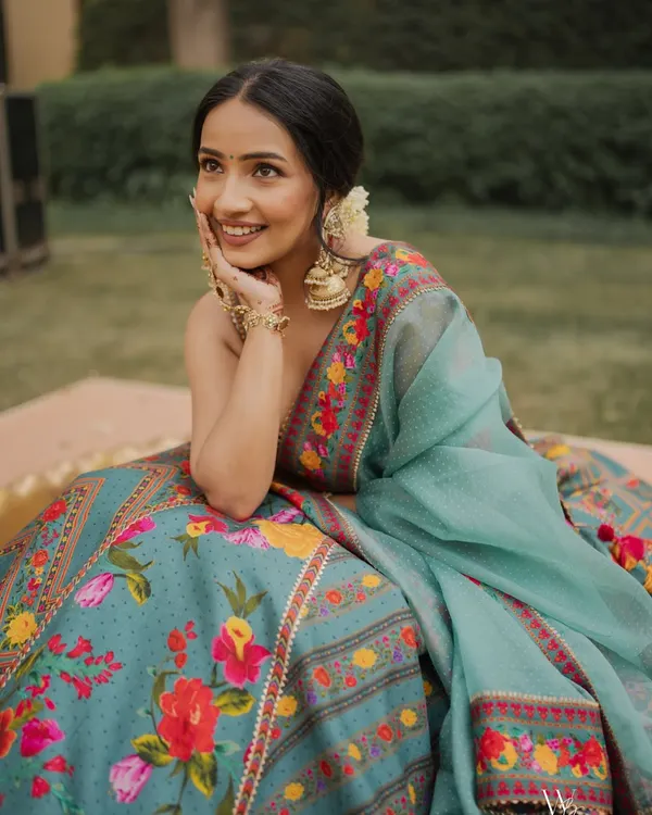 Shubhangi’s Haldi look was a beautiful blend of tradition and modernity. Her fresh, dewy makeup perfectly complemented her floral Torani lehenga and the gajra in her hair.