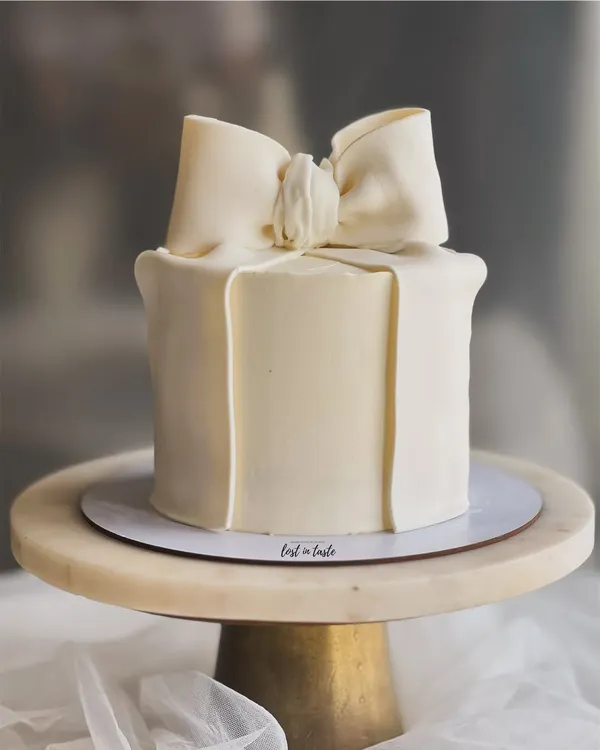The minimalist bow cake is a true statement of modern elegance. Its clean lines and perfectly crafted buttercream bow make it a sophisticated choice for any event.