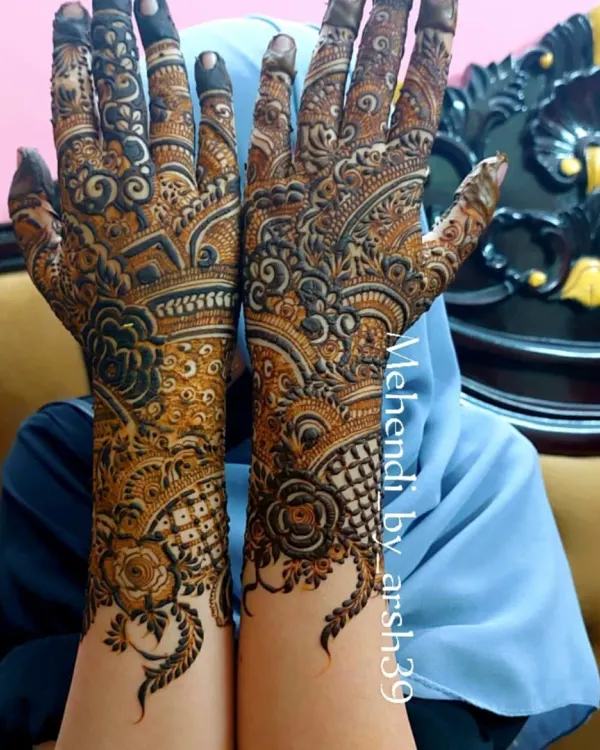 A full-coverage bridal design shown right after application. I love combining bold floral work with delicate jaali (net) patterns to create a rich and detailed look.
