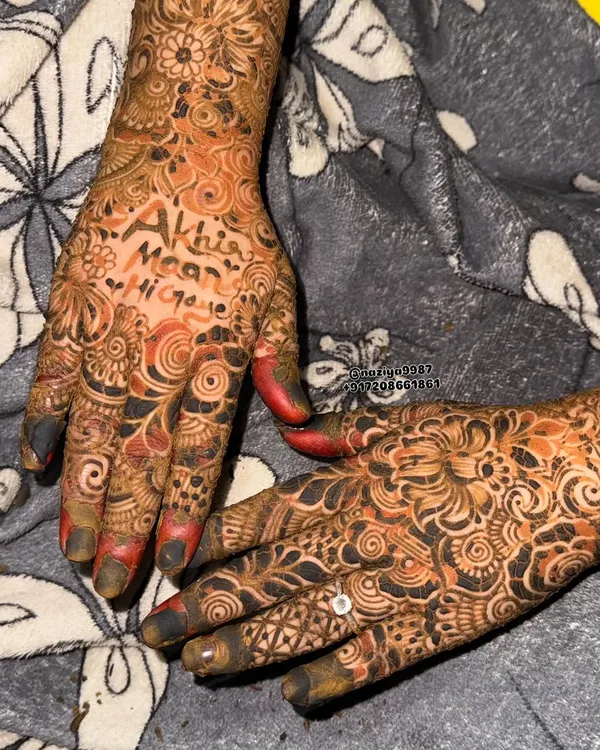 A close-up of the "Akhir Maan Hi Gaye" design. It's a fun and quirky way to add your personality to your bridal mehendi.