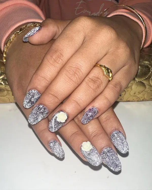This set features a stunning silver "disco ball" glitter effect that reflects light from every angle. A subtle 3D rose on the accent nail adds a soft touch to the dazzling look.
