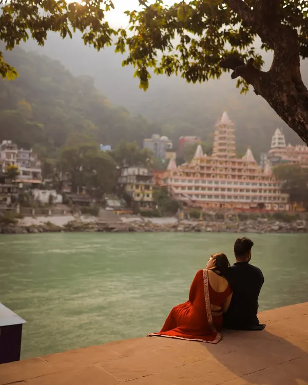 This is the kind of magic we can create together. For this pre-wedding shoot in Rishikesh, we found a quiet spot overlooking the Ganges, letting the epic scenery tell a part of their love story.