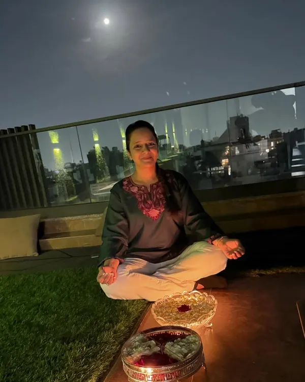 Under a radiant full moon, I guide a meditation to align the chakras and release what holds us back. This is a moment of pure gratitude, connecting with the universe's light.