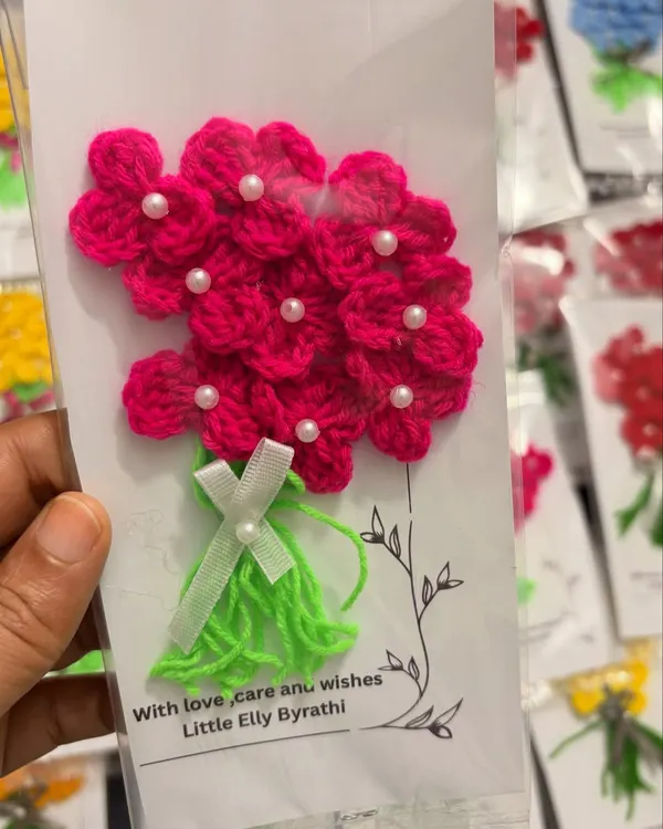 This is a handmade thank you card featuring a 3D bouquet of bright pink crochet flowers. I can customize the message, making it perfect for teachers, friends, or event guests.