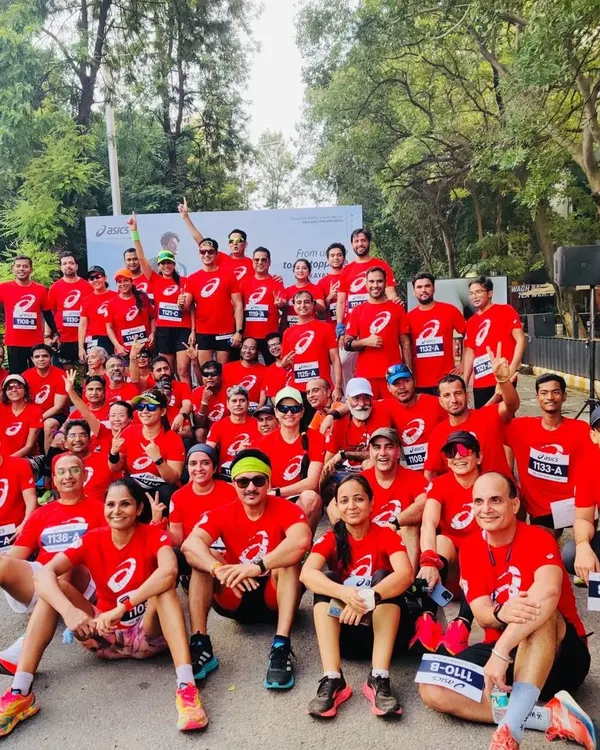 The full squad. A large group photo of our ASICS Running Club members after the Gel Kayano 31 launch run, showcasing the size and energy of our community.