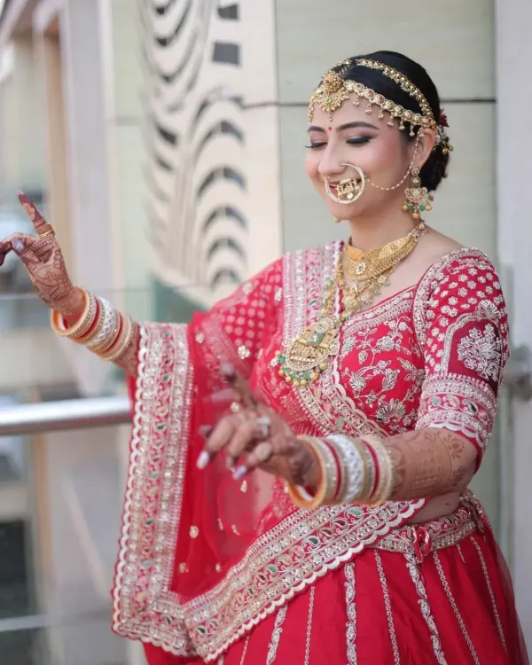 This is the moment it’s all about. Pure joy, captured in a dance. For this Gujarati bride's Phera ceremony, I created a radiant and durable look that allowed her to celebrate every second without a worry. The classic red lehenga is complemented by a warm, glowing makeup base and defined eyes.