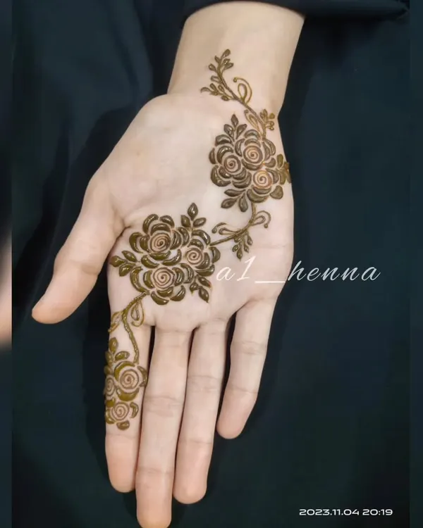 This simple floral vine is a perfect example of minimalist mehndi. It's elegant, quick to apply, and a great starting point for learning control and flow.