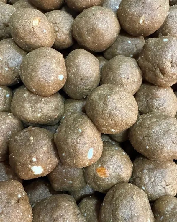 Our freshly prepared Methi Gond Laddoos are a winter superfood. Made with pure ghee and premium dry fruits, these wholesome laddoos are perfect for boosting immunity and energy.