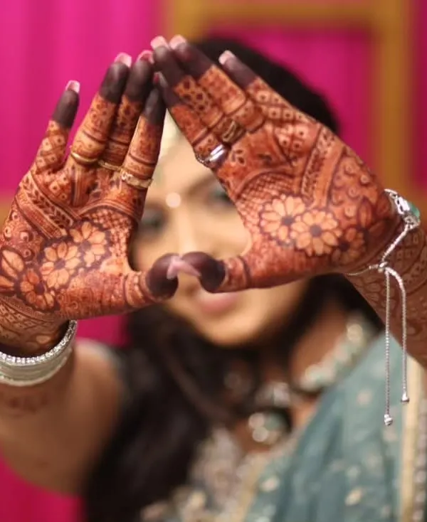 The beautiful, dark stain of an engagement mehendi, perfectly captured by the photographer. This is the result of natural henna and proper aftercare.