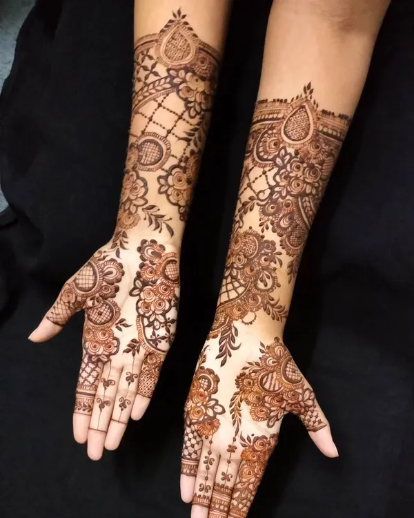 I love creating full, intricate designs like this one for a bride's sister. It features a mix of floral patterns, delicate netting, and traditional motifs that extend up the arm, perfect for wedding festivities.