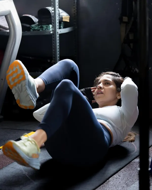 A client performs bicycle crunches, a great exercise for targeting the entire core. We emphasize that a strong core is non-negotiable for posture, injury prevention, and lifting heavier.
