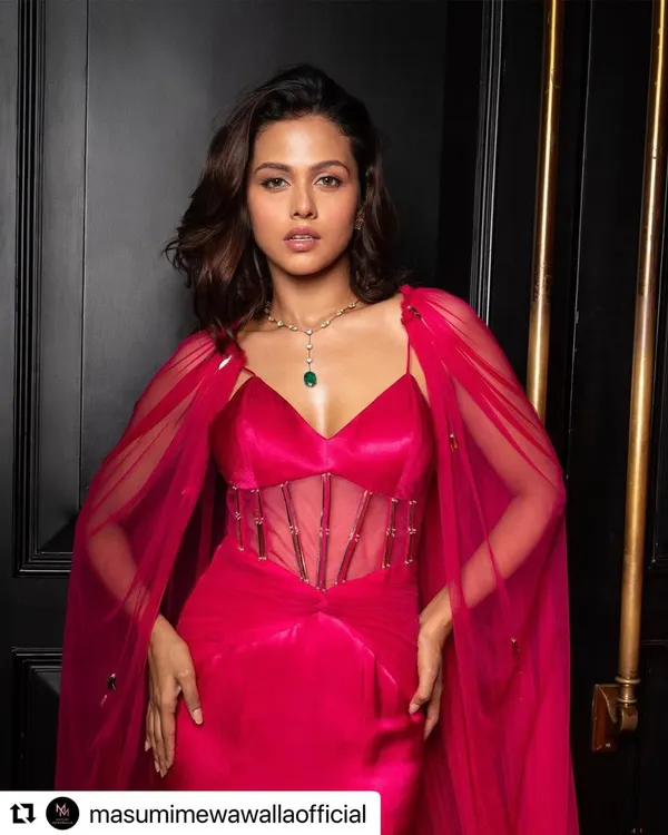 For this luxury designer campaign, I created a high-glam look focusing on radiant, sculpted skin and a bold lip. The makeup was designed to complement the vibrant hot pink gown, resulting in a polished and aspirational image perfect for high-end fashion advertising.