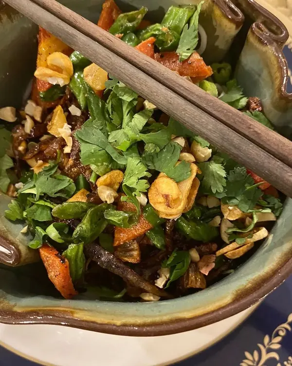 A comforting bowl of our vegetarian Khow Suey. This Burmese noodle soup has a creamy coconut milk base and is served with an array of delicious toppings for you to customize.