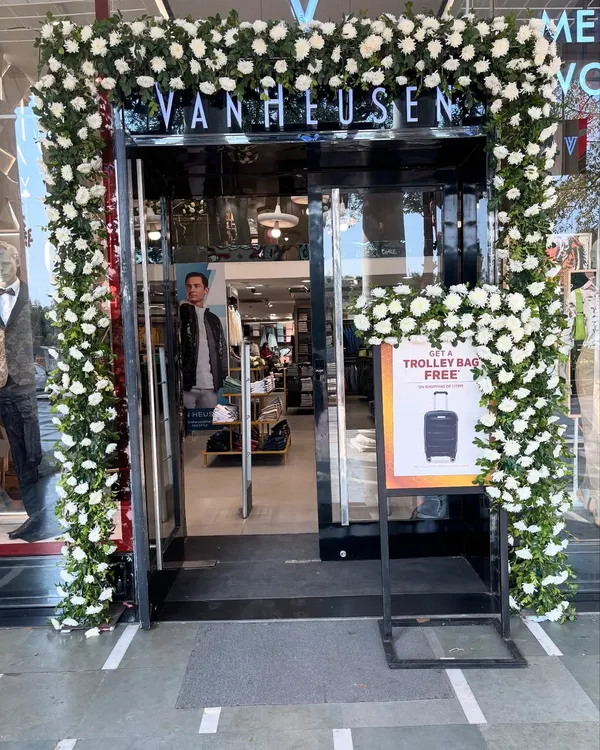 We created this stunning floral arch for a Van Heusen showroom, making a powerful first impression. This elegant entrance, crafted with fresh white flowers, is designed to attract customers and reflect the premium quality of the brand.