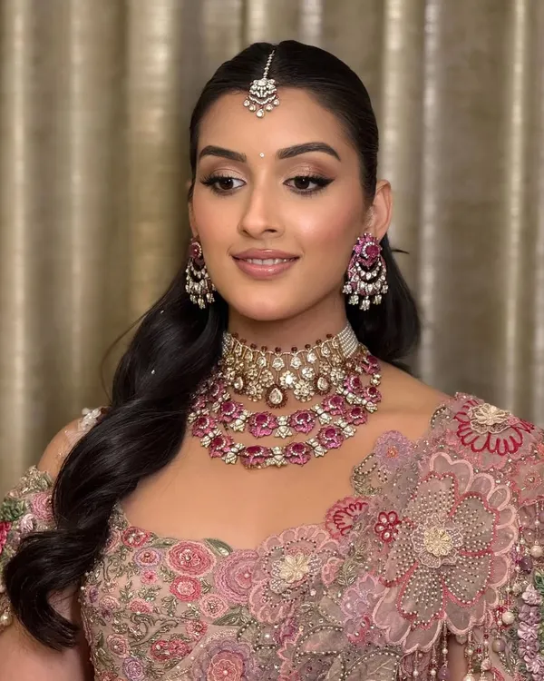 There's something truly special about a bride's reception look. For Mehak, we went with soft, sparkly eyes, flawless skin, and a radiant glow that shines from within.