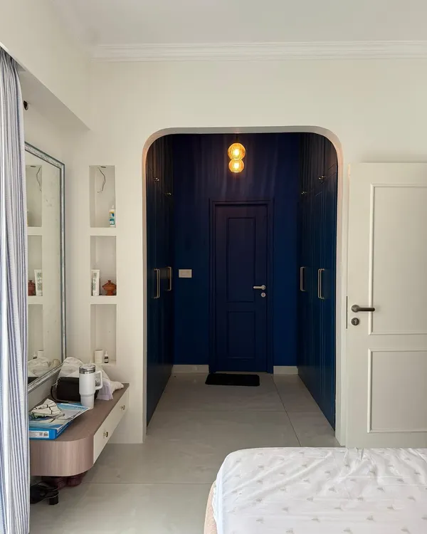 This arch said: curves + midnight blue = instant drama. A stunning entryway leading to a walk-in closet, making a bold statement right from the bedroom.