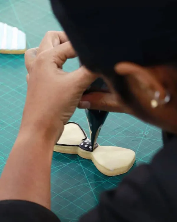 This is what my hands on workshops are all about. You will get to sit down and learn techniques like piping details on sugar cookies right alongside me.