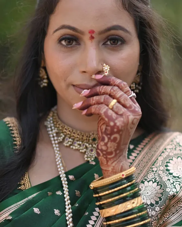 This is the magic I love creating for a bride's special day. This custom press-on set was designed to perfectly complement her beautiful green saree and traditional jewellery, adding that final touch of elegance.