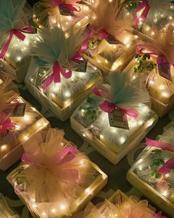 Our enchanting light-up hampers create an unforgettable first impression. The warm glow of the fairy lights through the delicate tulle wrapping adds a magical touch to any gift.