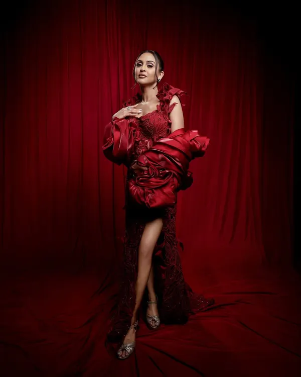 Drenched in drama. 🔥 This full-length shot captures the power of a complete look, where the makeup complements the high-fashion styling for a truly show-stopping red carpet moment.
