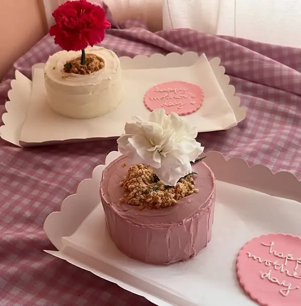 My flower pot bento cakes for Mother's Day. They come with a cookie that says "Happy Mother's Day" and a fresh carnation to complete the look.