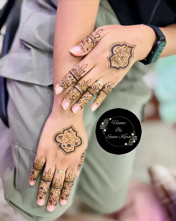 This modern design features Moroccan-inspired geometric motifs on the back of the hand and fingers. It's a chic and stylish alternative to traditional floral patterns.