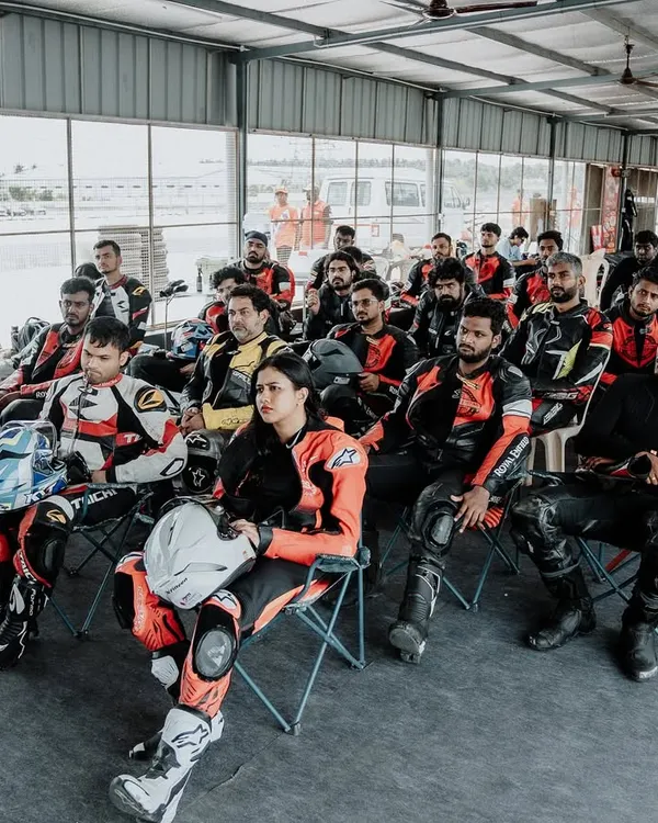 The day begins with a focused classroom session. Here, riders of all levels come together to learn the core principles before putting them into practice.