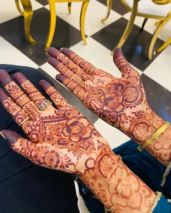 This is the gorgeous, mature stain from a floral bridal design. The deep maroon color highlights the intricate details of the roses and leaves, achieved with my all-natural henna.