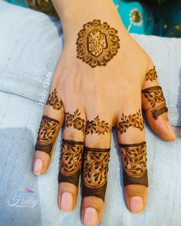 A unique and minimal design, perfect for a bride-to-be or her friends. The delicate finger work and central motif look incredibly beautiful and chic.