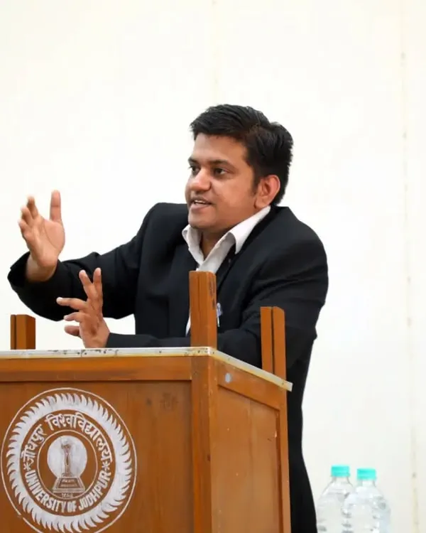 Delivering an extension lecture at Jai Narain Vyas University, Jodhpur. I shared my experiences with Supreme Court litigation and offered tips on becoming an Advocate-on-Record.