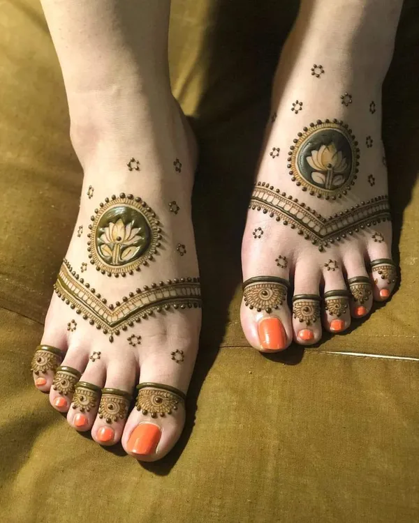 A perfect example of minimalist elegance. This simple foot design features a central lotus motif with a delicate 'V' shaped border, ideal for a subtle look.